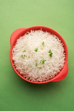 Sade beyaz basmati pilavı ya da kase içinde pilav.