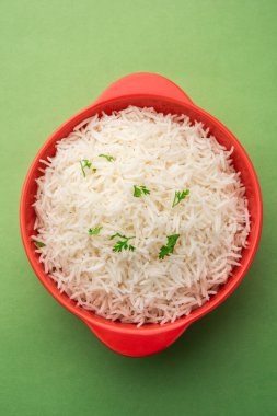 Sade beyaz basmati pilavı ya da kase içinde pilav.