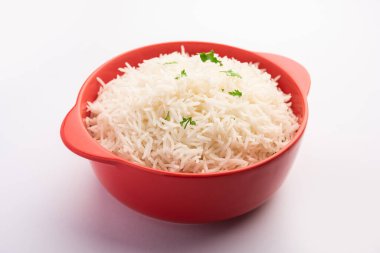 Sade beyaz basmati pilavı ya da kase içinde pilav.