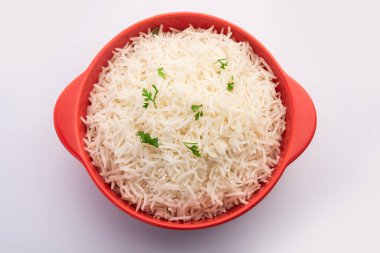 Sade beyaz basmati pilavı ya da kase içinde pilav.