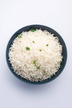 Sade beyaz basmati pilavı ya da kase içinde pilav.