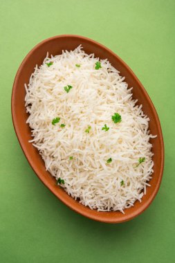 Sade beyaz basmati pilavı ya da kase içinde pilav.