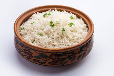 Sade beyaz basmati pilavı ya da kase içinde pilav.