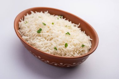 Sade beyaz basmati pilavı ya da kase içinde pilav.