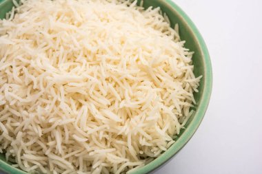 Sade beyaz basmati pilavı ya da kase içinde pilav.