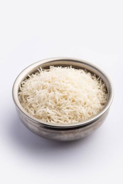 Sade beyaz basmati pilavı ya da kase içinde pilav.