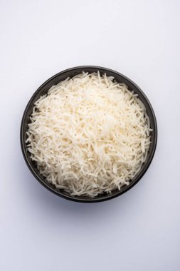 Sade beyaz basmati pilavı ya da kase içinde pilav.