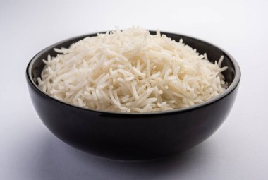 Sade beyaz basmati pilavı ya da kase içinde pilav.