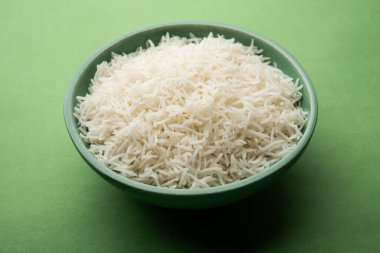 Sade beyaz basmati pilavı ya da kase içinde pilav.