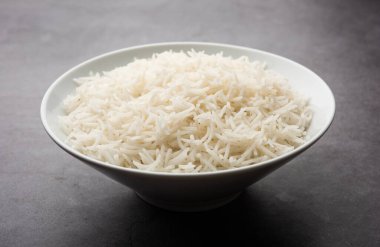 Sade beyaz basmati pilavı ya da kase içinde pilav.