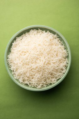 Sade beyaz basmati pilavı ya da kase içinde pilav.