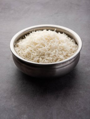 Sade beyaz basmati pilavı ya da kase içinde pilav.