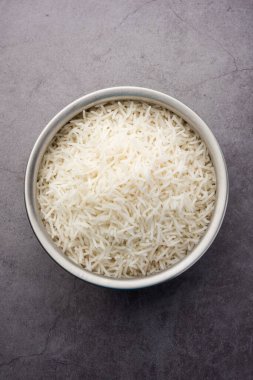Sade beyaz basmati pilavı ya da kase içinde pilav.