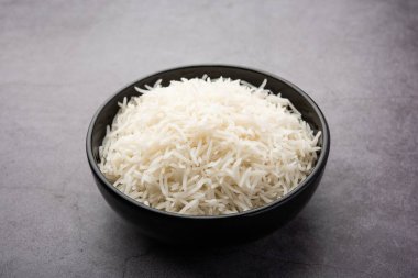 Sade beyaz basmati pilavı ya da kase içinde pilav.