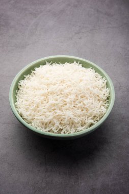 Sade beyaz basmati pilavı ya da kase içinde pilav.
