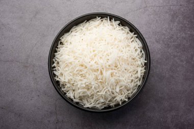 Sade beyaz basmati pilavı ya da kase içinde pilav.