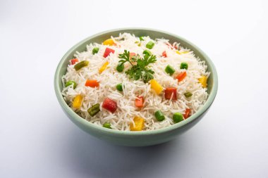 Sebze biryani veya sebze pulavı pirinç bir kasede servis edilir.