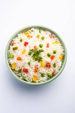Sebze biryani veya sebze pulavı pirinç bir kasede servis edilir.