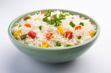 Sebze biryani veya sebze pulavı pirinç bir kasede servis edilir.