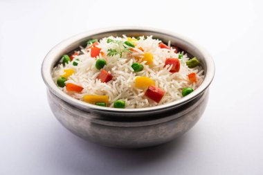 Sebze biryani veya sebze pulavı pirinç bir kasede servis edilir.