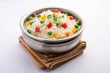 Sebze biryani veya sebze pulavı pirinç bir kasede servis edilir.