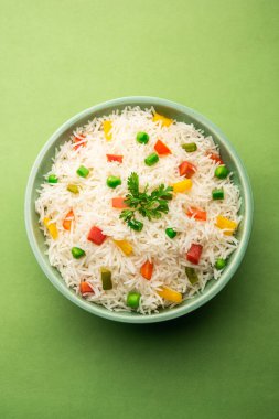 Sebze biryani veya sebze pulavı pirinç bir kasede servis edilir.