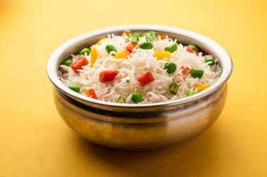 Sebze biryani veya sebze pulavı pirinç bir kasede servis edilir.