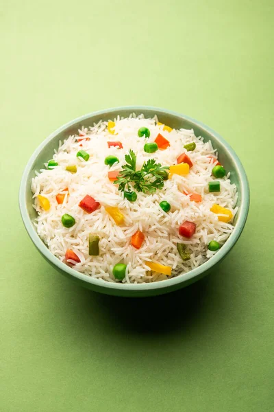 Veg Biryani Lub Warzywa Pulav Serwowane Okrągłej Misce Mosiądzu Selektywne — Zdjęcie stockowe