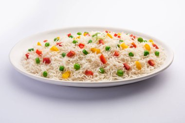 Sebze biryani veya sebze pulavı pirinç bir kasede servis edilir.