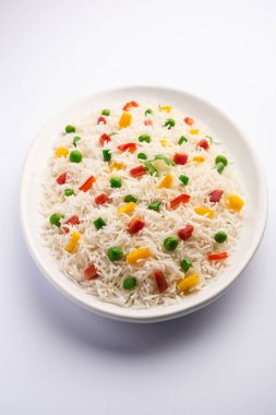 Sebze biryani veya sebze pulavı pirinç bir kasede servis edilir.