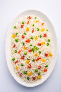 Sebze biryani veya sebze pulavı pirinç bir kasede servis edilir.