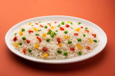 Sebze biryani veya sebze pulavı pirinç bir kasede servis edilir.