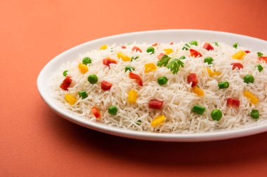 Sebze biryani veya sebze pulavı pirinç bir kasede servis edilir.