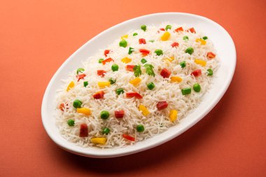 Sebze biryani veya sebze pulavı pirinç bir kasede servis edilir.