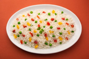 Sebze biryani veya sebze pulavı pirinç bir kasede servis edilir.