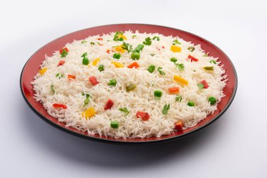 Sebze biryani veya sebze pulavı pirinç bir kasede servis edilir.