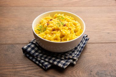 Dal khichadi ya da Khichdi lezzetli Hint tarifi karamsar arkaplanda servis edilen toovar dalından ve pirinçten yapılmış tüm baharatlar, soğanlar, sarımsak ve domateslerle harmanlanmış.