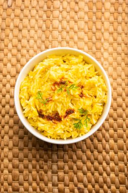 Dal khichadi ya da Khichdi lezzetli Hint tarifi karamsar arkaplanda servis edilen toovar dalından ve pirinçten yapılmış tüm baharatlar, soğanlar, sarımsak ve domateslerle harmanlanmış.