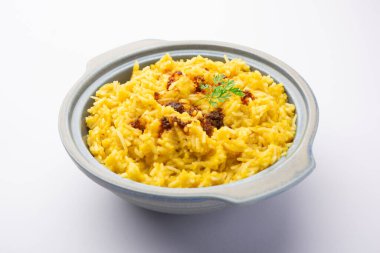Dal khichadi ya da Khichdi lezzetli Hint tarifi karamsar arkaplanda servis edilen toovar dalından ve pirinçten yapılmış tüm baharatlar, soğanlar, sarımsak ve domateslerle harmanlanmış.