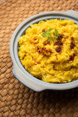 Dal khichadi ya da Khichdi lezzetli Hint tarifi karamsar arkaplanda servis edilen toovar dalından ve pirinçten yapılmış tüm baharatlar, soğanlar, sarımsak ve domateslerle harmanlanmış.