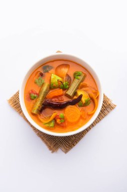 Sambar mercimek bazlı sebze yahnisi / çorbadır, güvercin bezelyesi ve demirhindi suyuyla pişirilir. Güney Hindistan ve Sri Lanka mutfağında popülerdir..