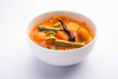 Sambar mercimek bazlı sebze yahnisi / çorbadır, güvercin bezelyesi ve demirhindi suyuyla pişirilir. Güney Hindistan ve Sri Lanka mutfağında popülerdir..