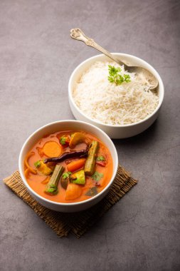 Sambar Rice veya Sambar Sadam - Güney Hindistan eyaleti Tamil Nadu ve kerala 'dan bir kap yemek