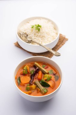 Sambar Rice veya Sambar Sadam - Güney Hindistan eyaleti Tamil Nadu ve kerala 'dan bir kap yemek