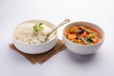 Sambar Rice veya Sambar Sadam - Güney Hindistan eyaleti Tamil Nadu ve kerala 'dan bir kap yemek