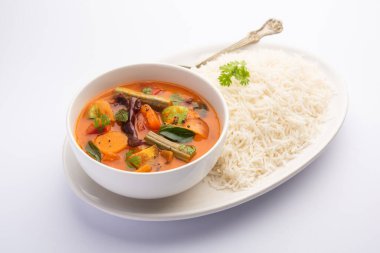 Sambar Rice veya Sambar Sadam - Güney Hindistan eyaleti Tamil Nadu ve kerala 'dan bir kap yemek