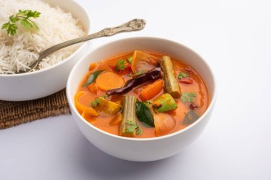 Sambar Rice veya Sambar Sadam - Güney Hindistan eyaleti Tamil Nadu ve kerala 'dan bir kap yemek