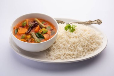 Sambar Rice veya Sambar Sadam - Güney Hindistan eyaleti Tamil Nadu ve kerala 'dan bir kap yemek