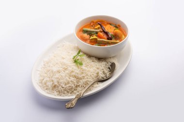 Sambar Rice veya Sambar Sadam - Güney Hindistan eyaleti Tamil Nadu ve kerala 'dan bir kap yemek