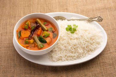 Sambar Rice veya Sambar Sadam - Güney Hindistan eyaleti Tamil Nadu ve kerala 'dan bir kap yemek